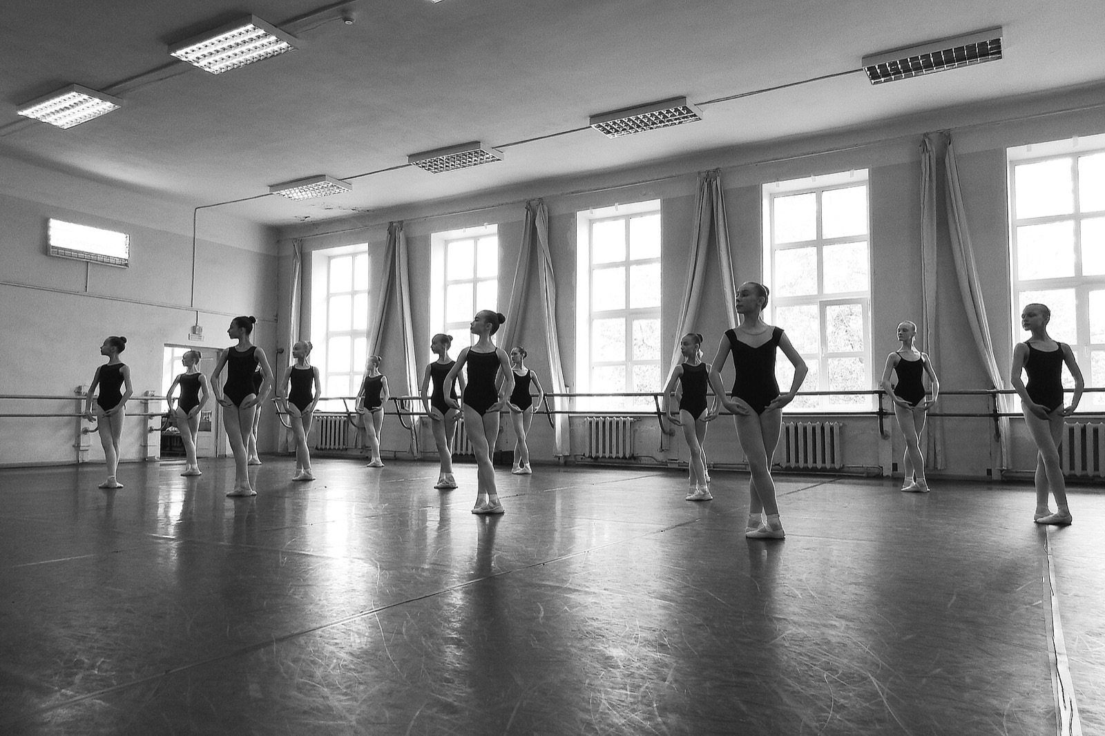 Allieve alla sbarra durante una lezione di danza classica in sala.