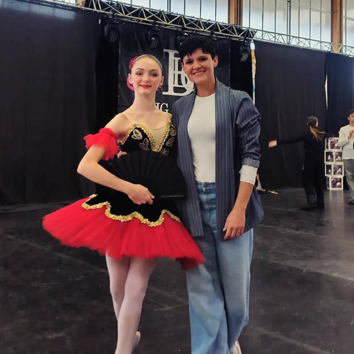 Annalaura in tutù rosso e nero accanto alla maestra Valentina Inselvini.