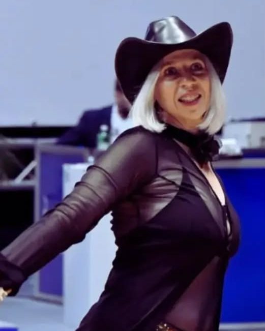 Federica Giorgia Bolpagni in gara, con cappello da cowboy.