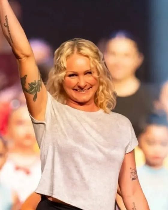 Laura Chiesa saluta il pubblico alla fine di un saggio.