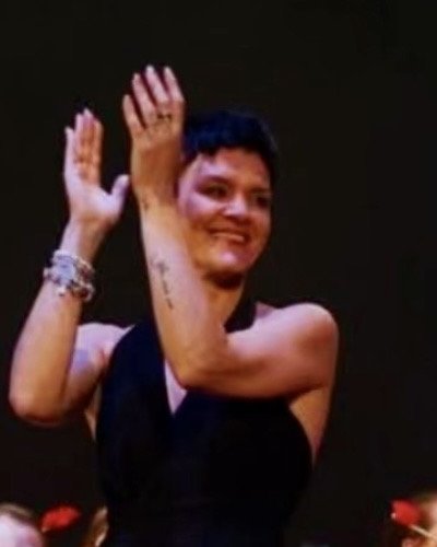 Valentina Inselvini applaude sul palco alla fine di uno spettacolo.